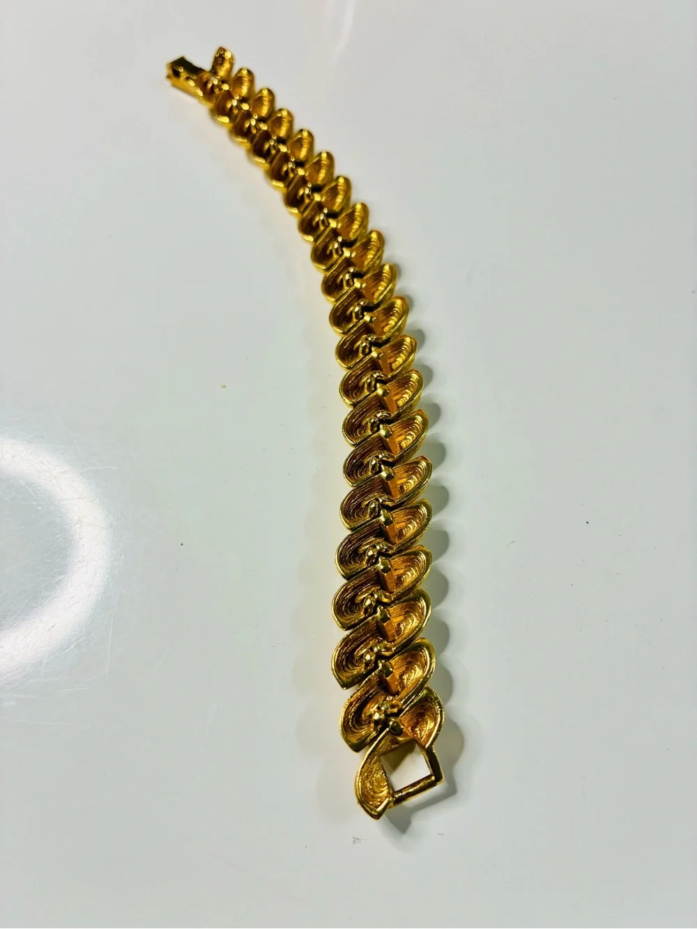 VTG Heavy Gold-Tone Sculpted Link Bracelet - Brand Effortlessly Elegant Chic